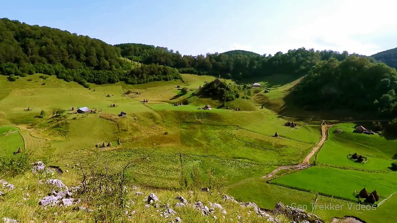 The palm of God and the Heaven's door - Fundatura Ponorului mountain village