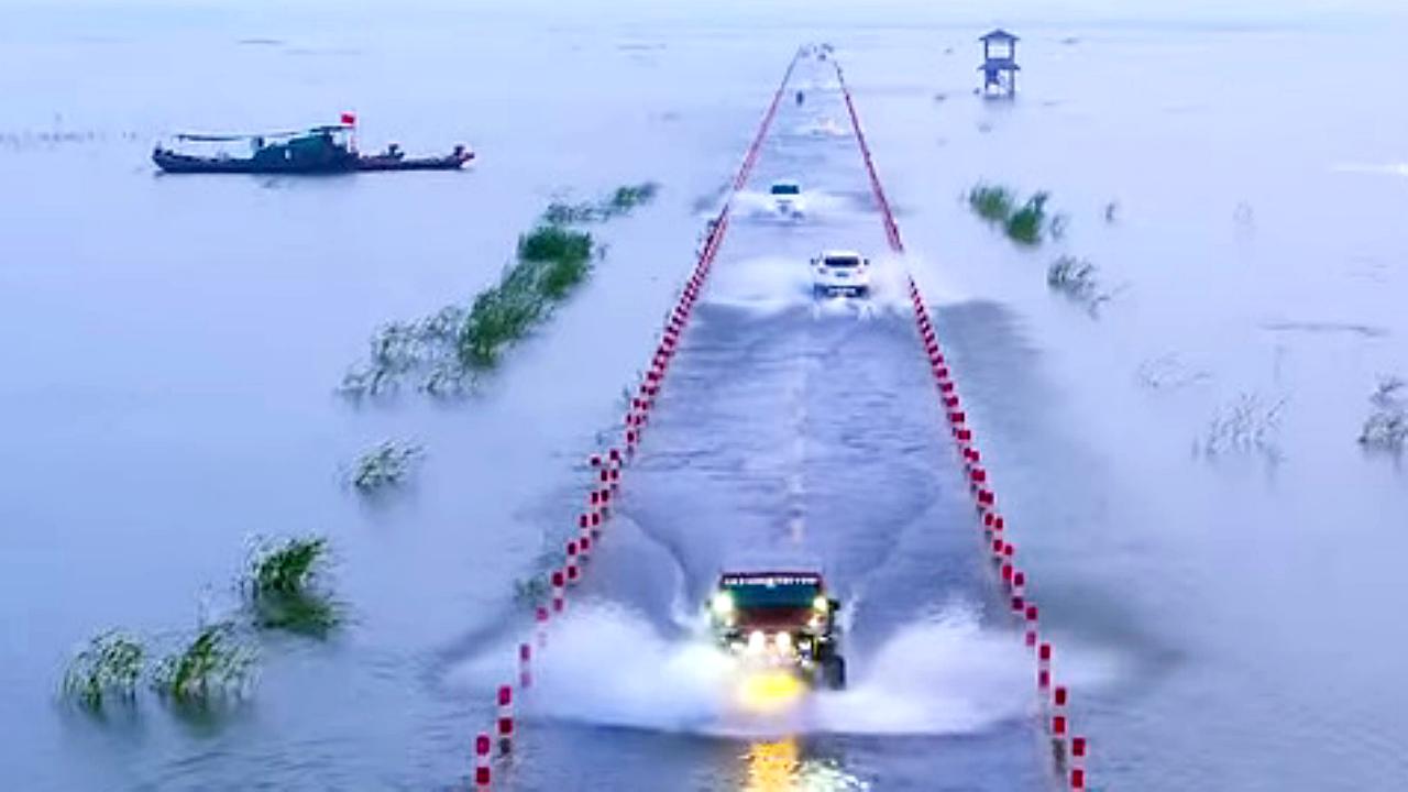Yongwu flooded road - Poyang lake